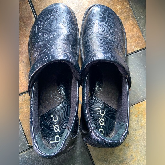 B.O..C. EUC embossed floral clogs. Marked 7M but fit like a 6M with socks on. - Picture 4 of 7